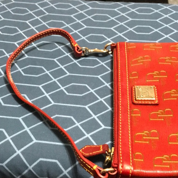 Dooney & Bourke red wristlet, leather - Picture 3 of 4